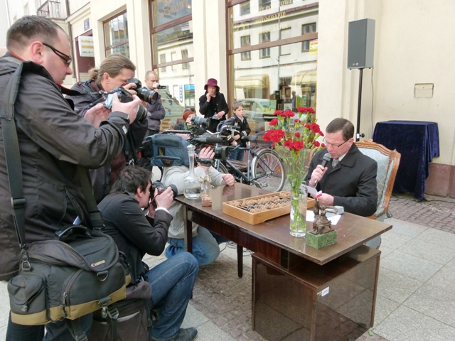 prezes_czyta_Koci_Grzbiet_Plebiscyt_13-04-2012%20%2830%29